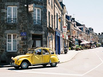 Altmodisches Auto in Frankreich - Reisefotografie von Naomi Modde
