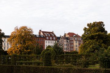 Huizen aan de rand van Kongens Have in Kopenhagen, Denemarken van Kelsey van den Bosch