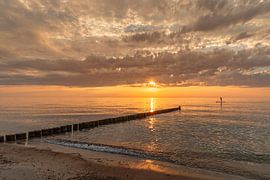 Zonsondergang op het strand bij de Baltische Zee van Markus Lange