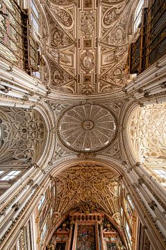 Gotisch gewelf met verlichting in Córdoba van Alexander Baumann