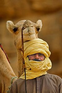Wüste Sahara. Tuareg-Mann mit Kamel. Porträt.