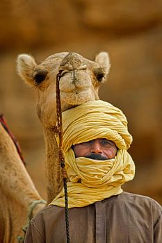 Désert du Sahara. Homme touareg avec un chameau. Portrait.