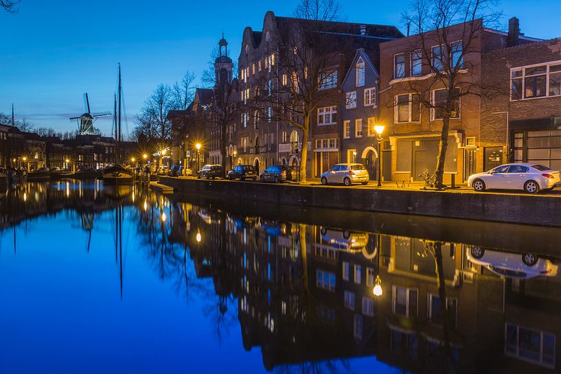 Lange Haven Schiedam in het blauwe uur. van Ilya Korzelius