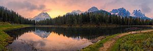 Panoramablick auf den Sonnenaufgang am Lago d'Antorno
