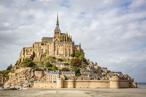 Le Mont-Saint-Michel baigné d'une lumière chaude