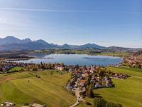 Luchtpanorama van Hopfensee met Alpen en blauwe lucht op de achtergrond