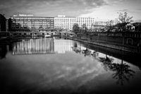 Eiffelgebouw met op de voorgrond 't Bassin in Maastricht