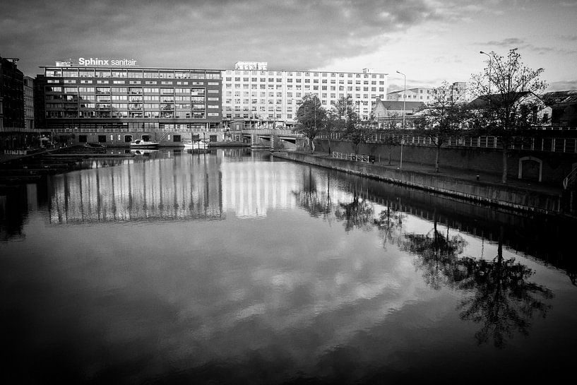 Eiffelgebouw met op de voorgrond 't Bassin in Maastricht van Streets of Maastricht