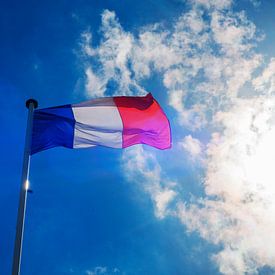Franse vlag in tegenlicht van Blond Beeld