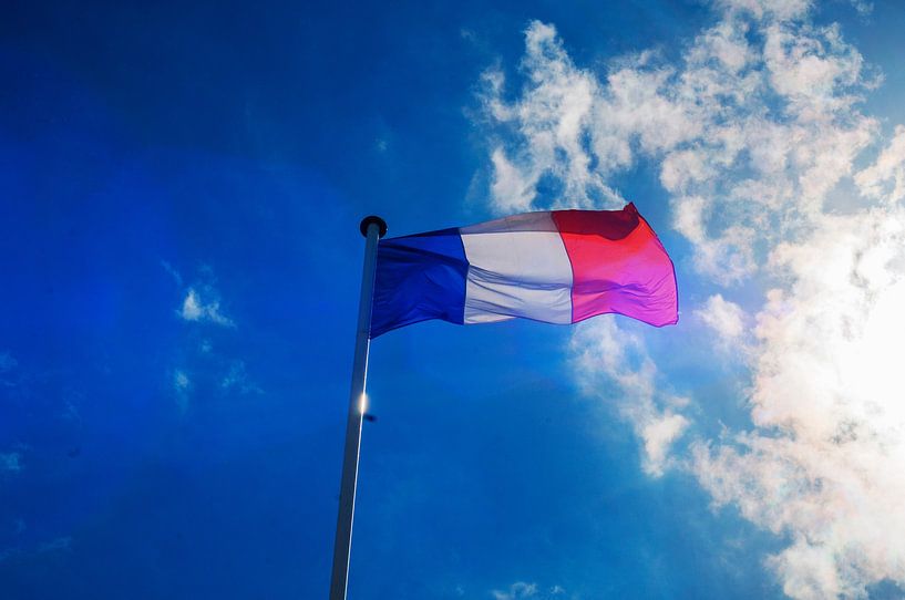 Franse vlag in tegenlicht van Blond Beeld