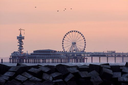 Lustiger Pier von Scheveningen bei Sonnenaufgang