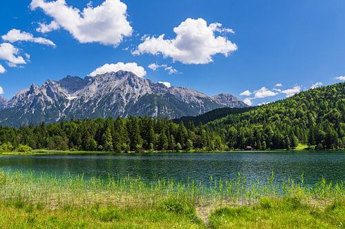 Blick über den Lautersee auf das Karwendelgebirge bei Mittenwal