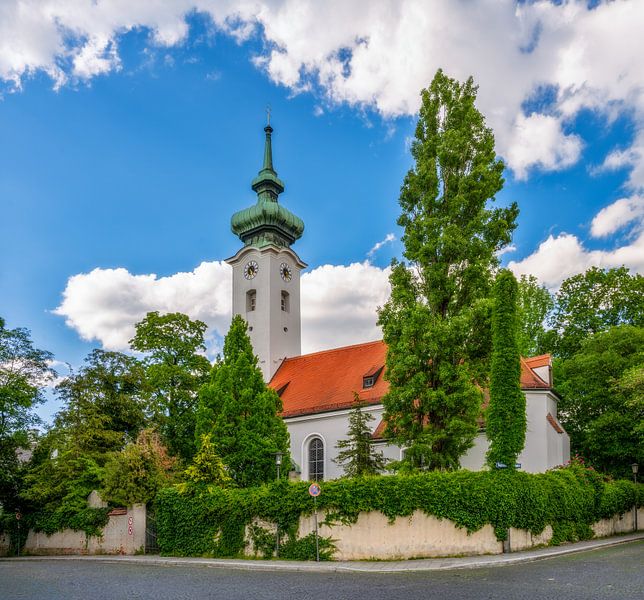 Église dans le vieux cimetière de Bogenhausen à Munich par ManfredFotos