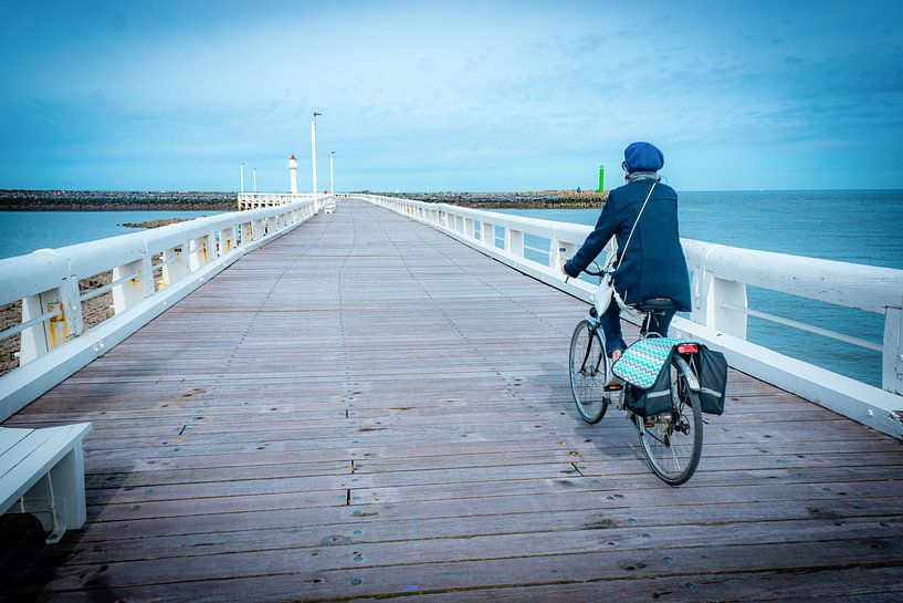 Radfahrer auf der Seebrücke von Ostende von Geert Van Baelen