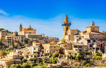 Historisch dorp Valldemossa in het Tramuntana gebergte op het eiland Mallorca, Spanje van Alex Winter