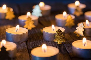 Kerstmis of adventskaarsen met ornamenten op houten achtergrond van Alex Winter