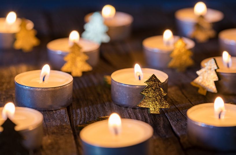 Weihnachts- oder Adventskerzen mit Ornamenten auf hölzernem Hintergrund von Alex Winter