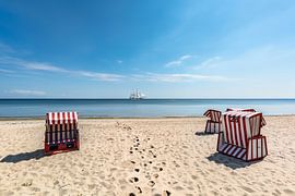 Sporen in het zand, zeilschip, 4 strandstoelen, strand in Thiessow op Rügen