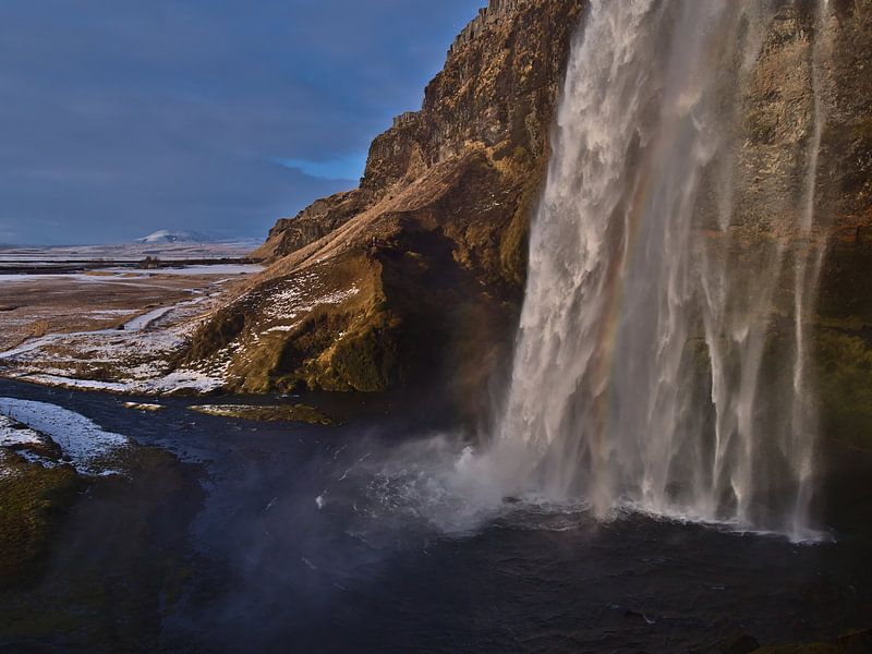 Seljalandsfoss met regenboog van Timon Schneider