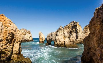 Ponta da Piedade aan de Algarve in Lagos, Portugal van Frank Herrmann