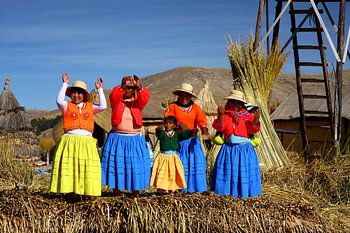 Uros indianen op eiland in het Titicacameer Peru