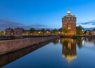 De Watertoren in het blauwe uur van Hendrik Karremans