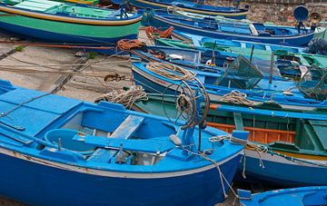 Blaue Fischerboote von Rene van der Meer