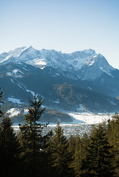 Blick auf das verschneite Garmisch-Partenkirchen und die Zugspitze vom Wank