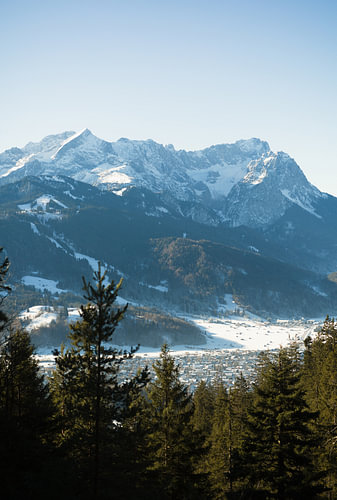 Blick auf das verschneite Garmisch-Partenkirchen und die Zugspitze vom Wank