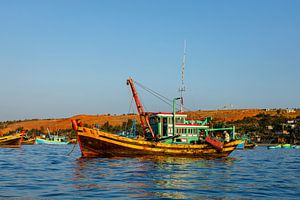 Fischkutter im Hafen von Mui Ne in Vietnam von Roland Brack