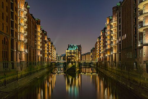 Hamburgs waterburcht bij nacht