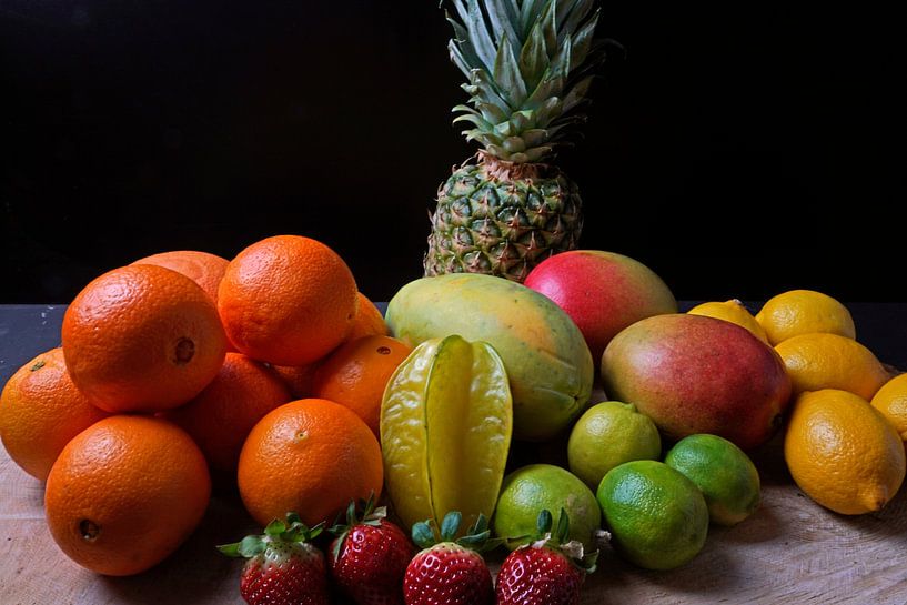 Orangen, Mangos, Papaya, Erdbeere, Ananas, Limetten und Zitronen auf Holzscheibe angeordnet von Babetts Bildergalerie