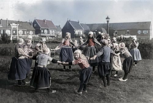Dansende kinderen in Marken in klederdracht rond 1930