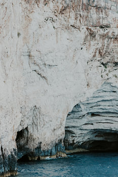 Höhleneingang Cliff Zakynthos "Tor des Poseidon - Wo Licht auf Schatten trifft"