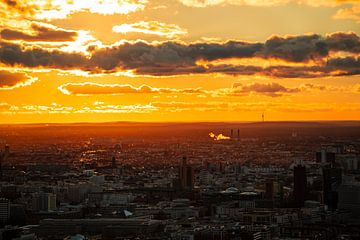 Berlijn vanaf de TV-toren bij zonsondergang van Leo Schindzielorz