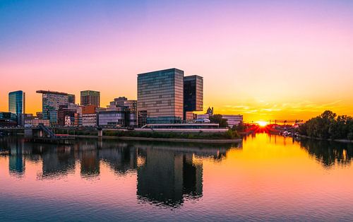 Düsseldorfse haven met skyline en zonsondergang