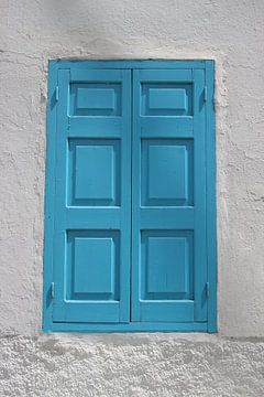 Blauw raam in witte muur van Daniël Loman