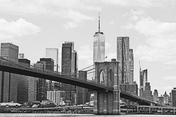 The Brooklyn Bridge met uitzicht over de Skyline van New York. van Melanie Brand Photography
