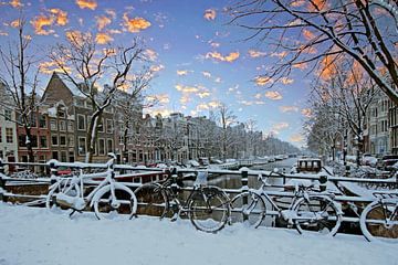 Winter auf den Grachten in Amsterdam Niederlande bei Sonnenuntergang von Eye on You