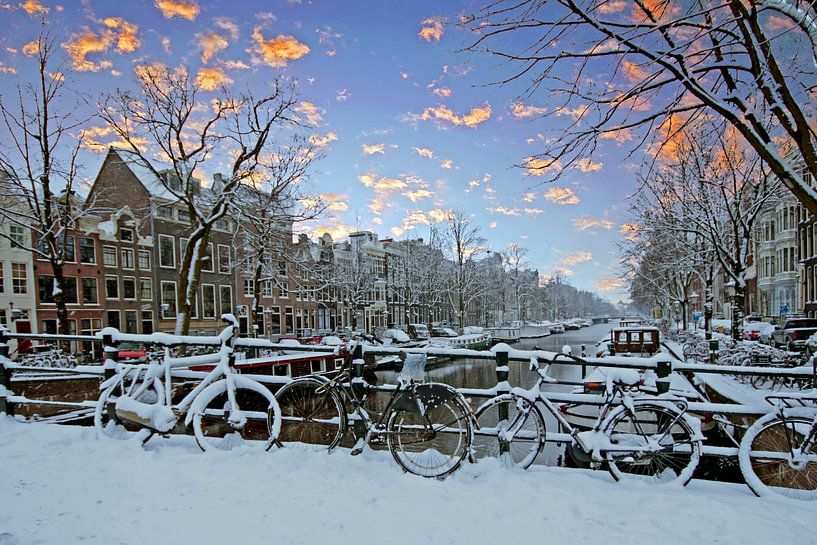 L'hiver sur les canaux à Amsterdam Pays-Bas au coucher du soleil par Eye on You