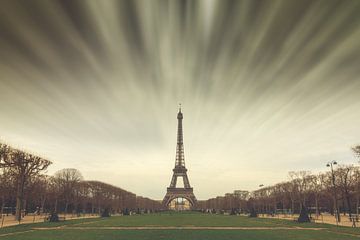 Eiffelturm Paris Wolken von Dennis van de Water