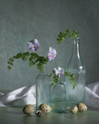Stilleven, antieke flesjes met viooltjes en kievitseieren van Oda Slofstra