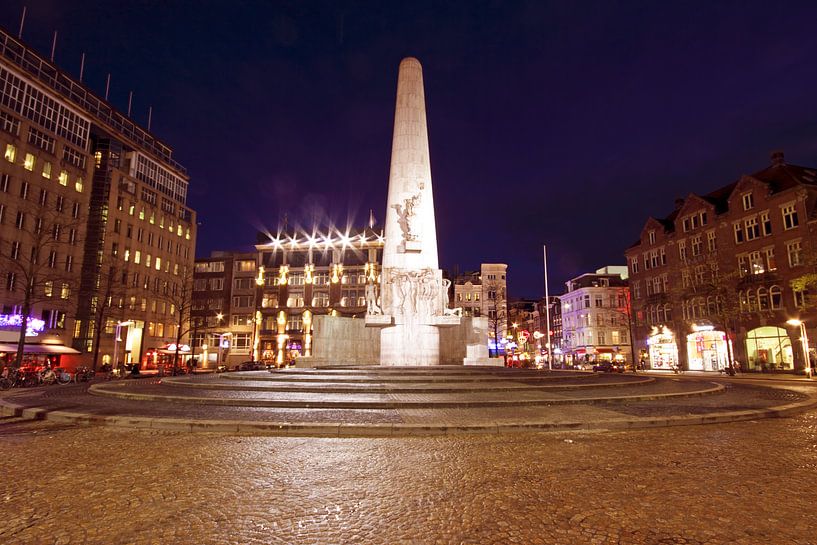 Monument op de Dam in Amsterdam bij nacht by Eye on You