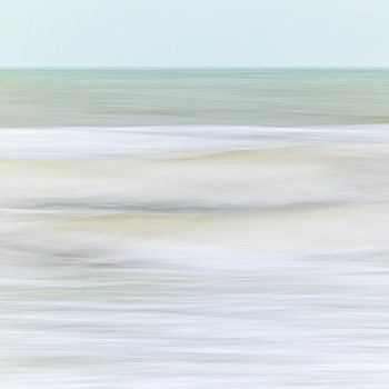 Détendez-vous. Les vagues de la mer du Nord déferlent doucement dans la lumière du matin. Réalisée avec un mouvement délibéré et une longue exposition