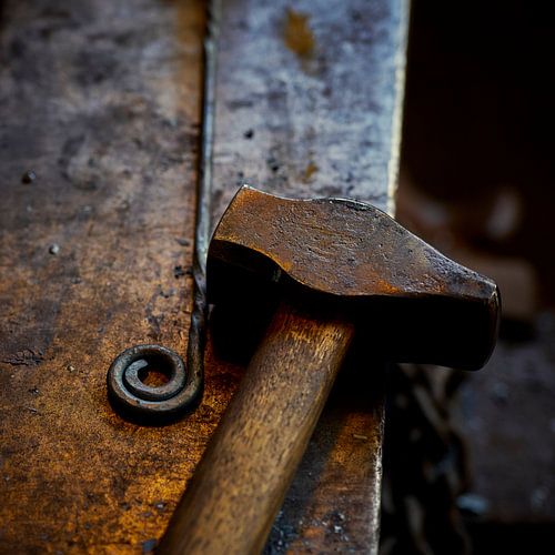 Hammer auf Amboss in Schmiede