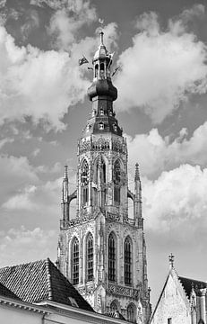 Sierlijke kerktoren tegen een bewolkte hemel van Tony Vingerhoets