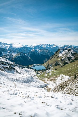 Eerste verse sneeuw in de herfst bij Seealpsee met de Allgäuer Alpen op de achtergrond