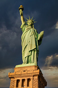 La Statue de la Liberté à New York City, USA, vue de jour, en gros plan et en contre-plongée, avec d