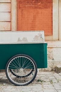Grüner Wagen vor orangefarbene Wand