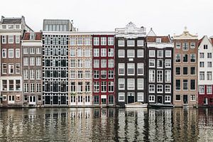 Huizen aan het Damrak in Amsterdam van Noé Pierre